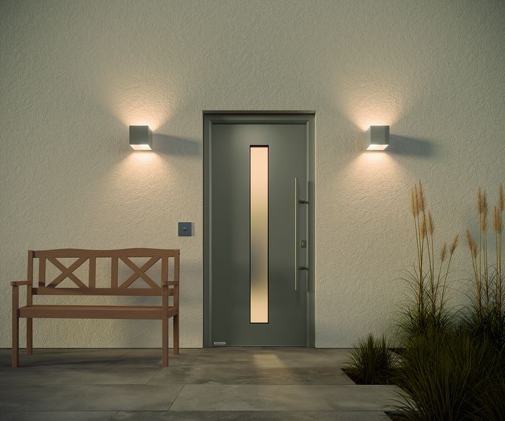 Auswahl an Eisenwaren und Beschlägen wie Scharniere, Griffe und Riegel auf Holzuntergrund