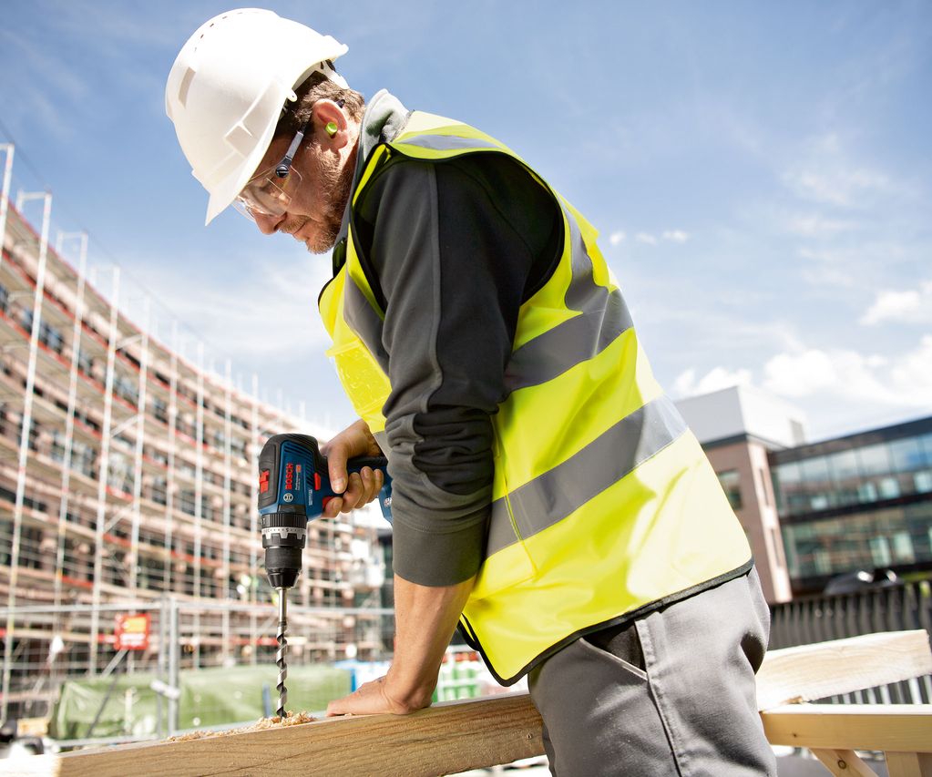 Eine Bohrmaschine wird bei Montagearbeiten eingesetzt und ermöglicht präzise Bohrungen in verschiedenen Materialien.