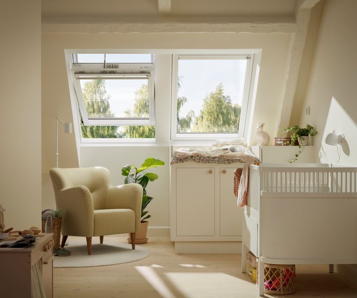 Ein Velux Dachfenster ist in ein geneigtes Dach eingebaut und bringt viel Tageslicht in den Innenraum.