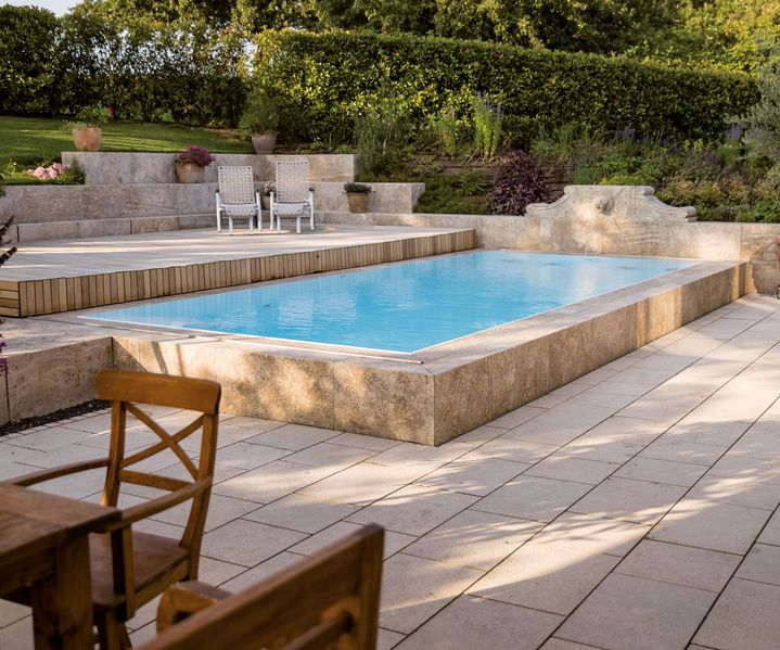 Terrasse mit Natursteinplatten in verschiedenen Farbtönen, rustikal elegant verlegt