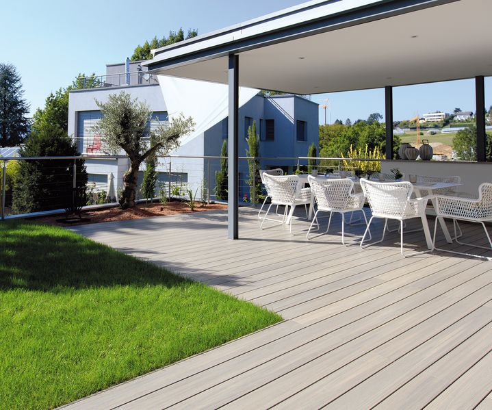 Moderne Terrassendielen aus Holz und WPC auf einer stilvollen Terrasse installiert