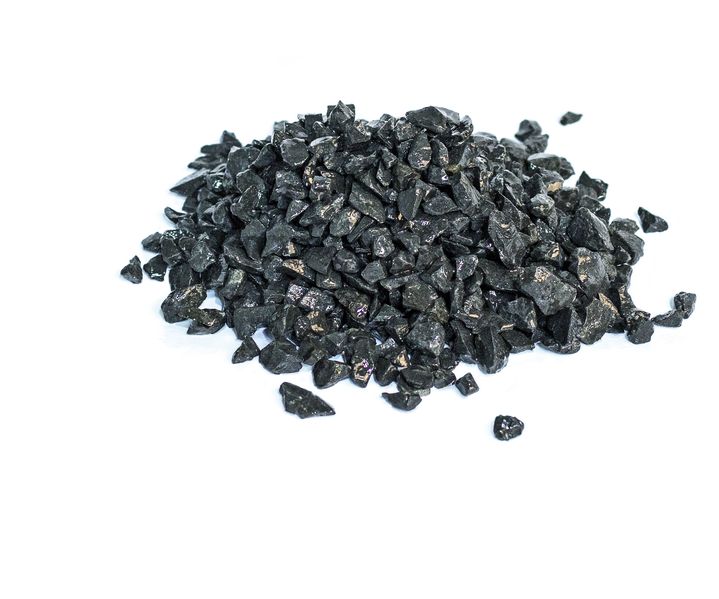 Dunkler Basaltsplitt bedeckt eine Fläche und sorgt für eine stabile, moderne Optik im Außenbereich.