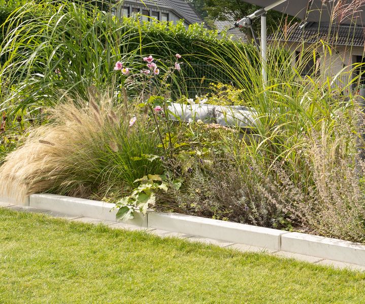 Beton-Bordsteine zur Einfassung von Gehwegen und Pflasterflächen im Außenbereich.