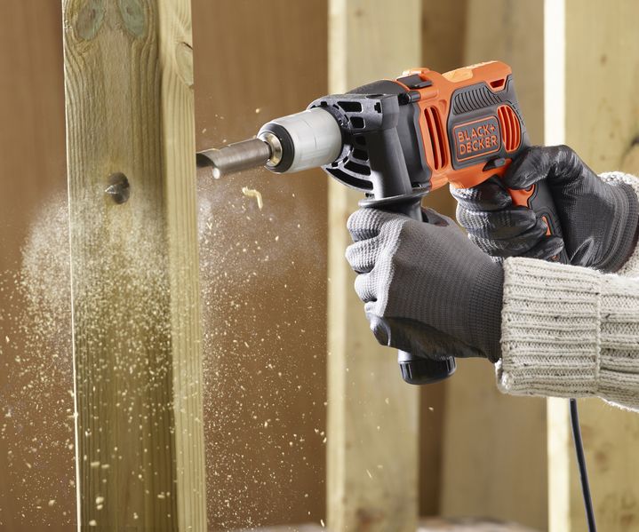 Eine Bohrmaschine wird bei Montagearbeiten eingesetzt und ermöglicht präzise Bohrungen in verschiedenen Materialien.