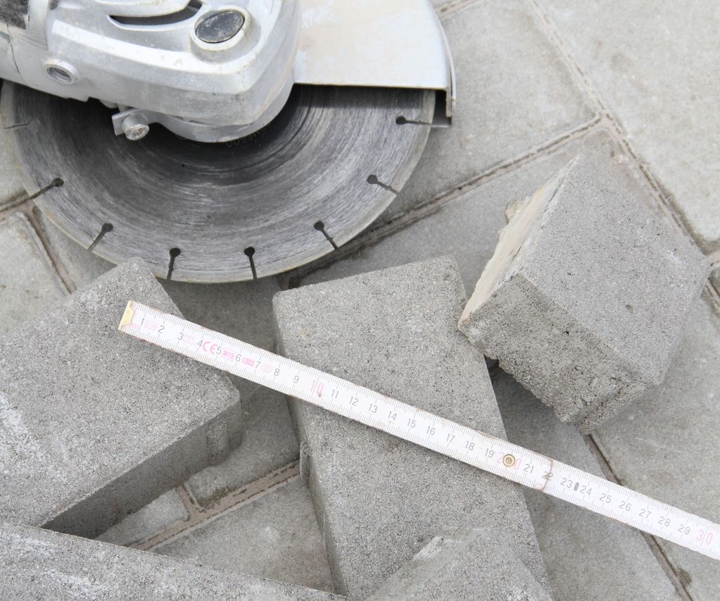 Trennscheiben sind gestapelt und werden zum Schneiden von Metall oder Stein verwendet.