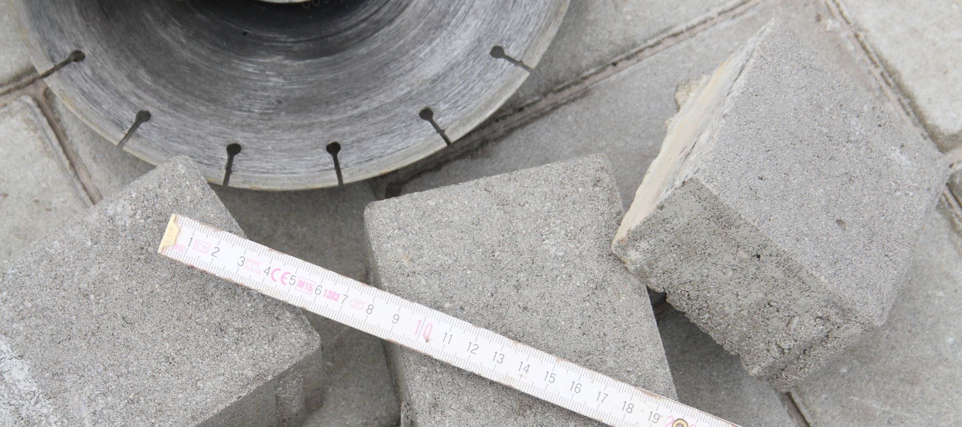 Trennscheiben sind gestapelt und werden zum Schneiden von Metall oder Stein verwendet.