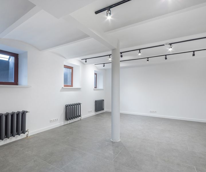 Ein Kellerfenster ist in die Hauswand eingelassen und sorgt für Licht und Belüftung im Untergeschoss