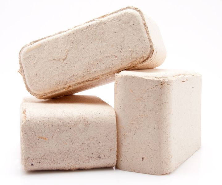 Hartholzbriketts sind gestapelt und eignen sich als sauberer Brennstoff für Kamin und Ofen.