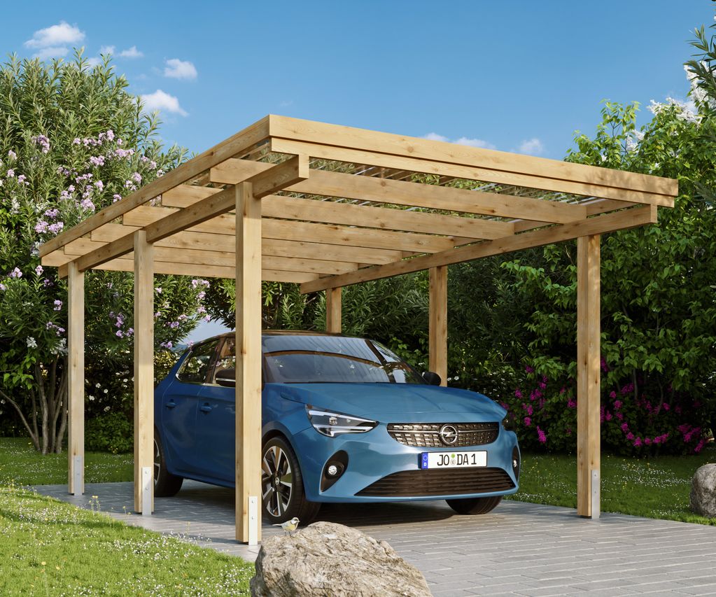 Ein freistehender Carport aus Holz bietet überdachten Stellplatz für ein Fahrzeug und ist offen zu den Seiten.