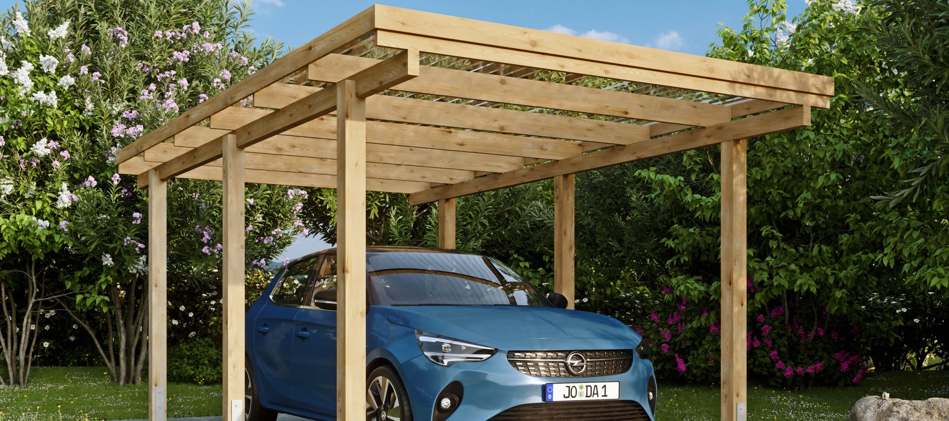 Ein freistehender Carport aus Holz bietet überdachten Stellplatz für ein Fahrzeug und ist offen zu den Seiten.
