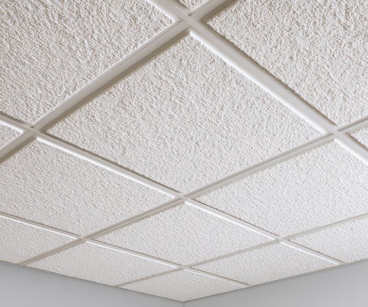 Akustikdecken und Akustikplatten verbessern die Raumakustik in einem Innenraum sichtbar.