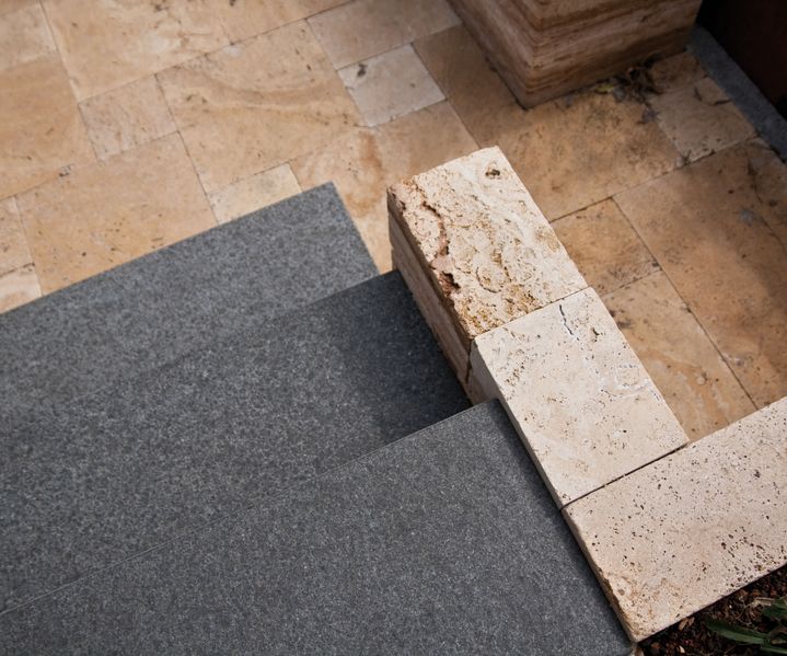 Beton-Blockstufen als langlebige Außentreppe in einer Gartenanlage mit leichter Hanglage.