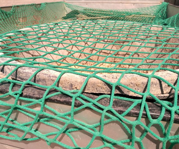 Zurrgurte sind an einer Ladefläche befestigt und sichern die transportierten Gegenstände.