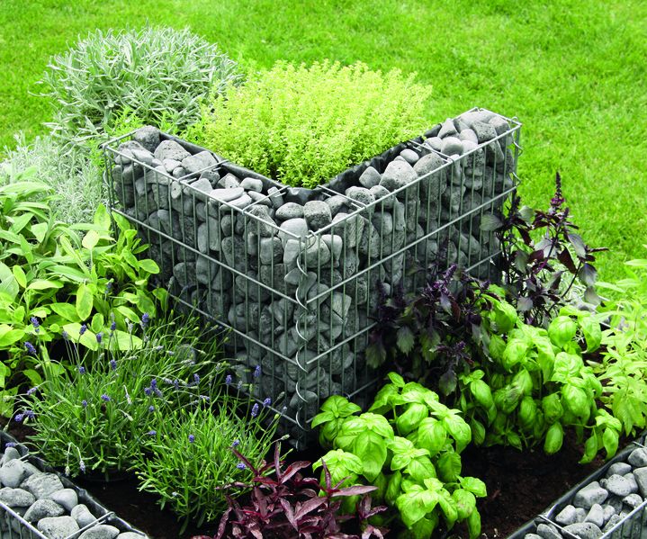 Dekorative Elemente wie Pflanzgefäße und Laternen setzen Akzente im Garten.