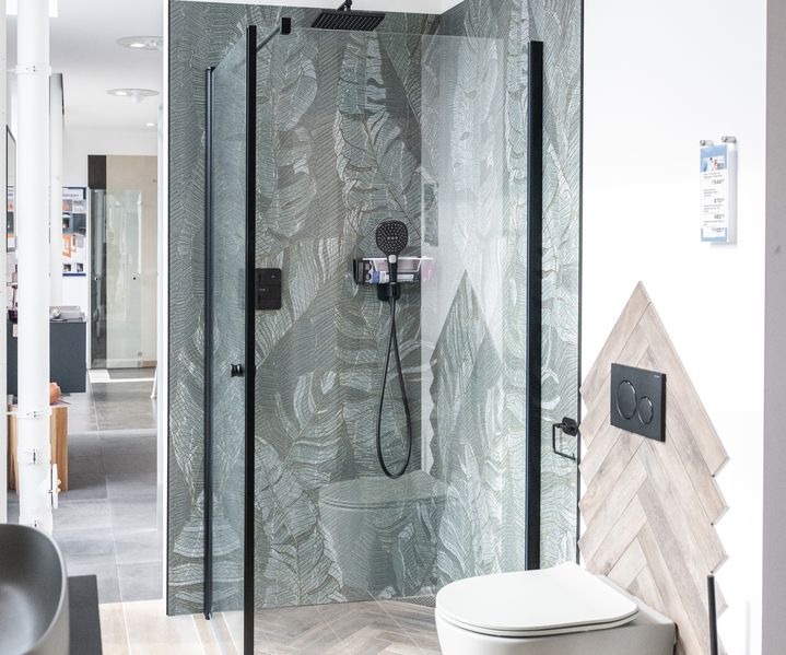 Eine moderne Duschrückwand bildet eine fugenarme, pflegeleichte Oberfläche im Duschbereich.