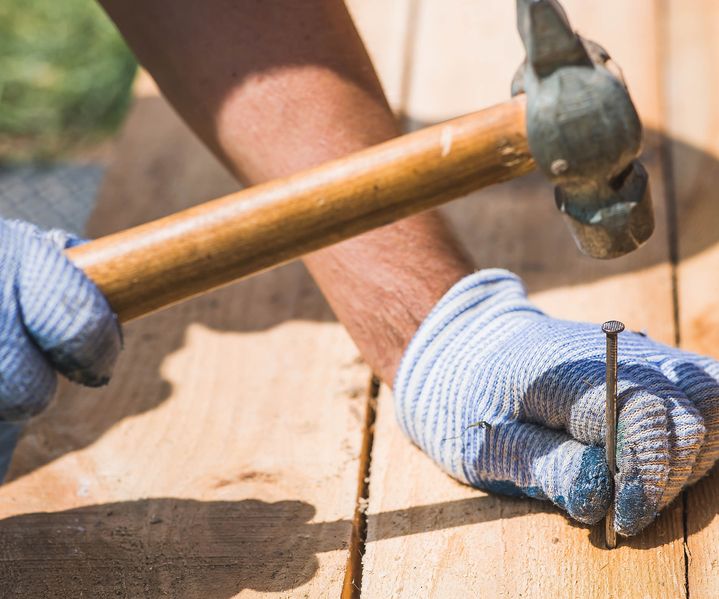 Nägel liegen sortiert bereit und werden für Holz- und Bauarbeiten eingesetzt.