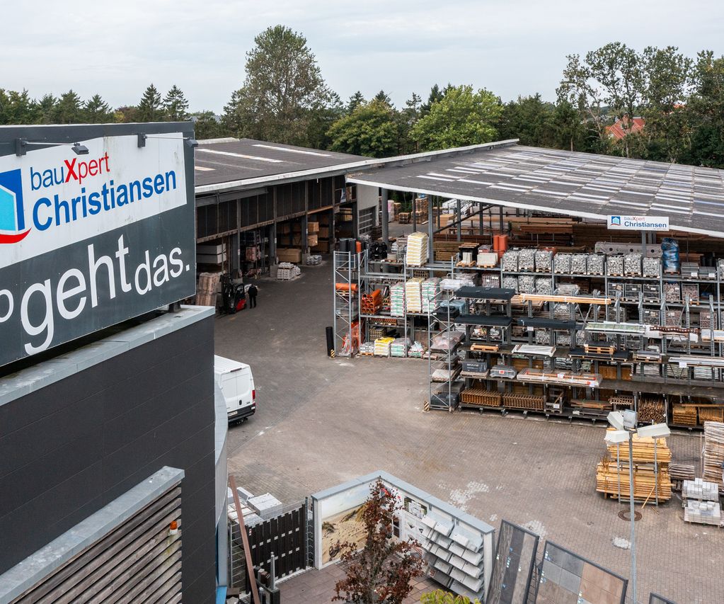 Die Außenansicht des Fachmarkts präsentiert Lagerflächen und Verkaufsbereich unter einem Dach.
