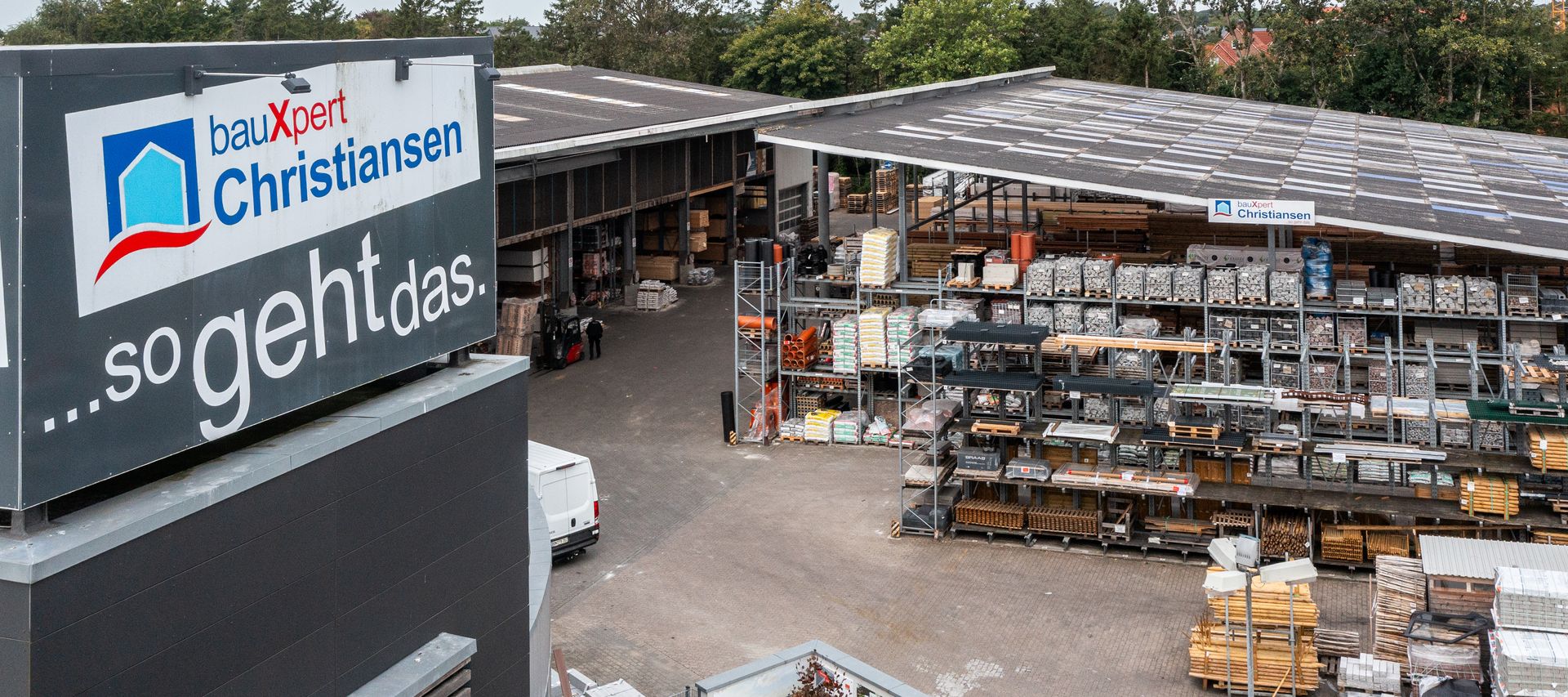 Die Außenansicht des Fachmarkts präsentiert Lagerflächen und Verkaufsbereich unter einem Dach.