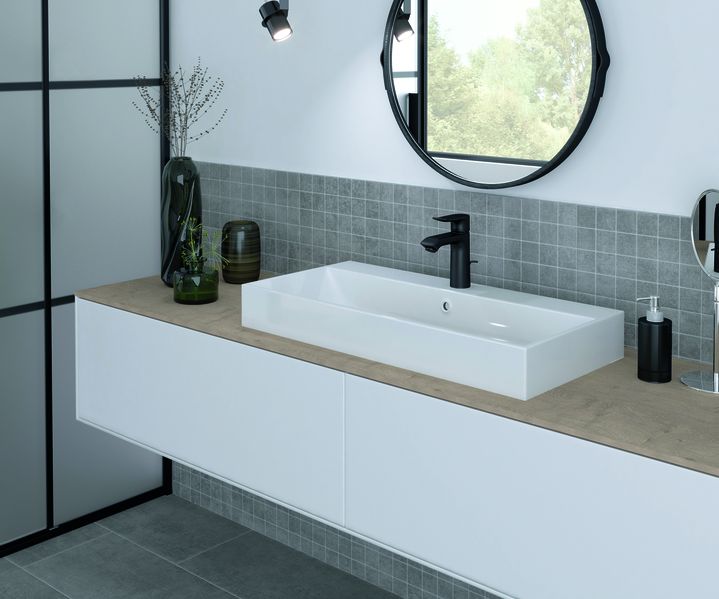 Wandfliesen sind gleichmäßig verlegt und bilden eine glatte, pflegeleichte Oberfläche im Innenraum.