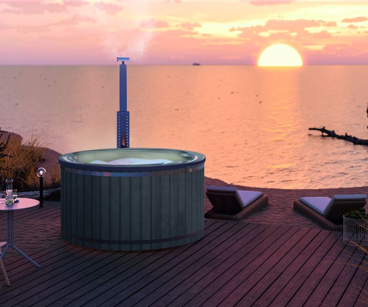 Ein Badebottich bietet einen ruhigen Platz zum Abschalten im Außenbereich.