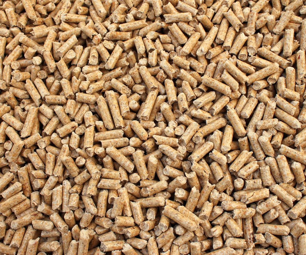 Holzpellets sind in Säcken verpackt und dienen als Brennstoff für Pelletöfen oder Heizsysteme.