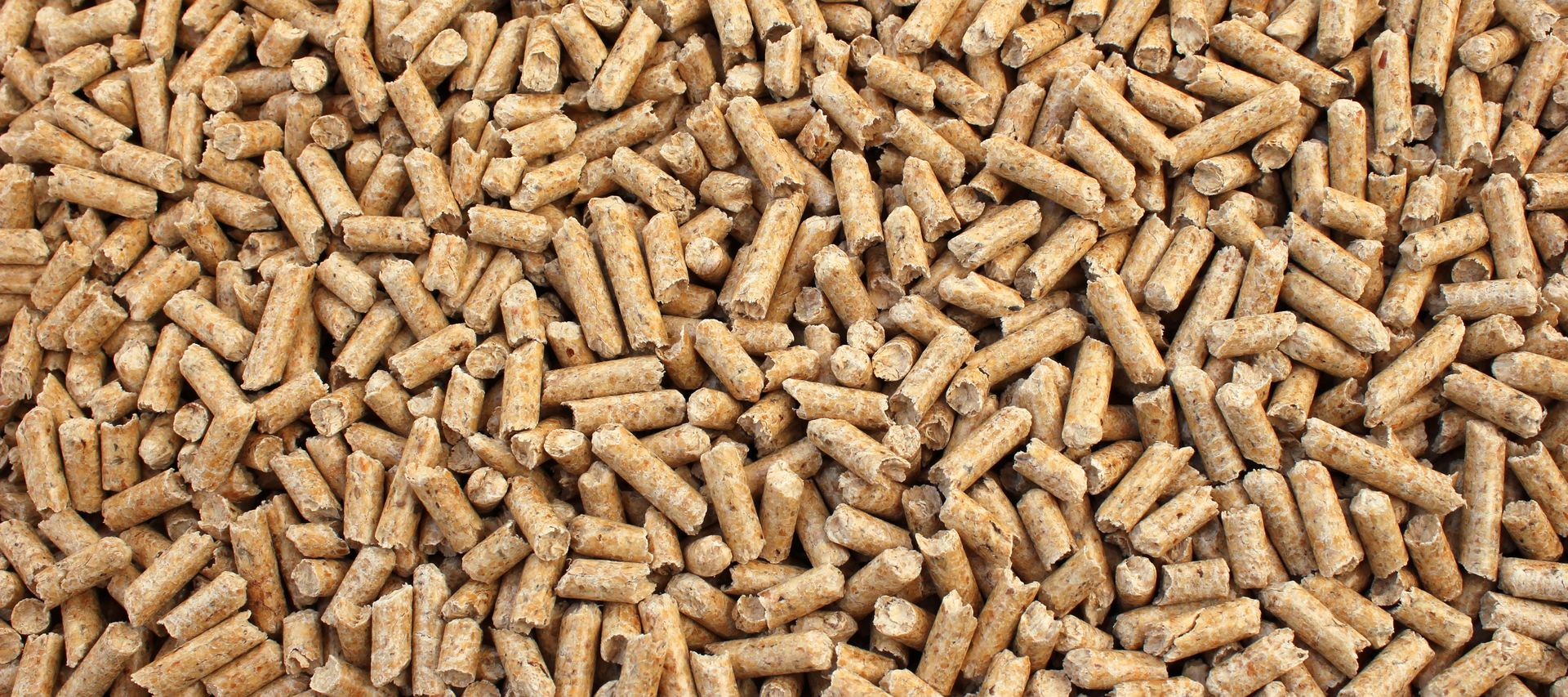 Holzpellets sind in Säcken verpackt und dienen als Brennstoff für Pelletöfen oder Heizsysteme.