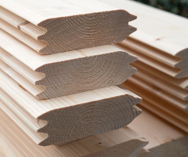 Profilbretter sind passgenau an Wand oder Decke montiert und erzeugen eine natürliche Holzoptik.