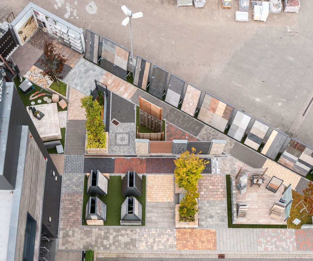 Die Gartenausstellung ist aus der Vogelperspektive zu sehen und zeigt verschiedene Musterflächen, Zäune und Gestaltungselemente.