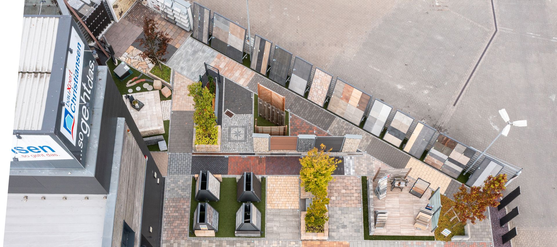 Die Gartenausstellung ist aus der Vogelperspektive zu sehen und zeigt verschiedene Musterflächen, Zäune und Gestaltungselemente.