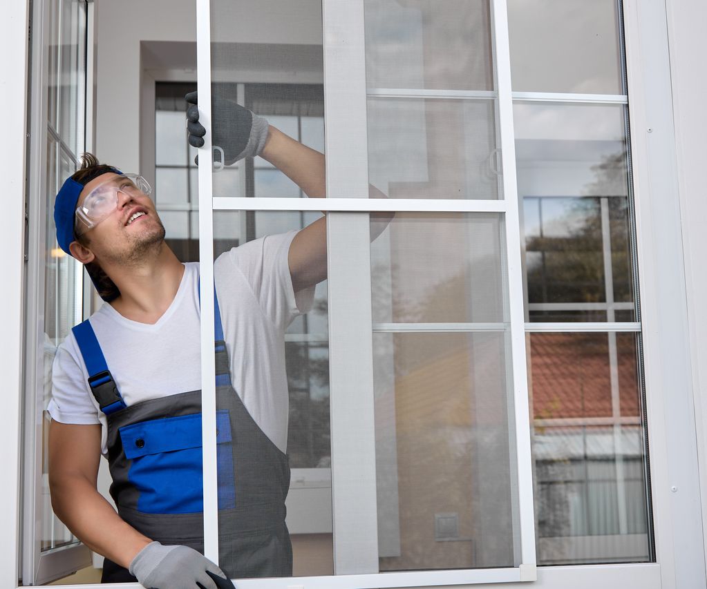 Rollläden sind außen am Fenster angebracht und bieten Schutz vor Sonne, Hitze und Einblicken.