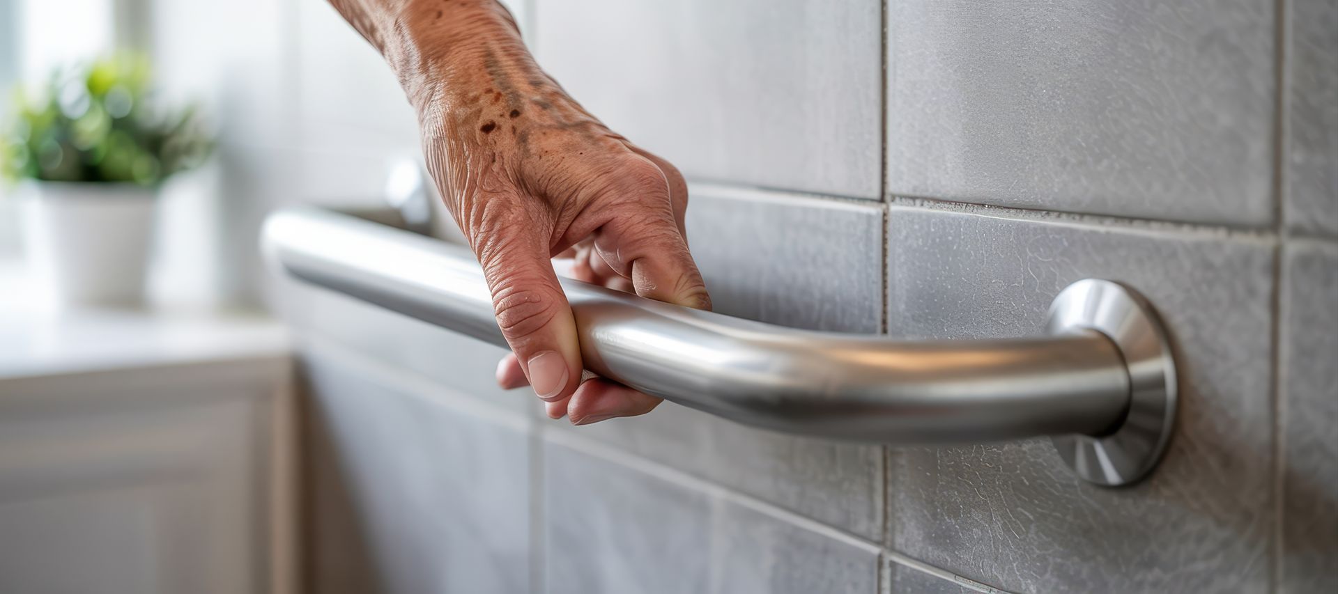 Haltegriffe und rutschhemmende Bodenbeläge sorgen für mehr Sicherheit im Wohnbereich.