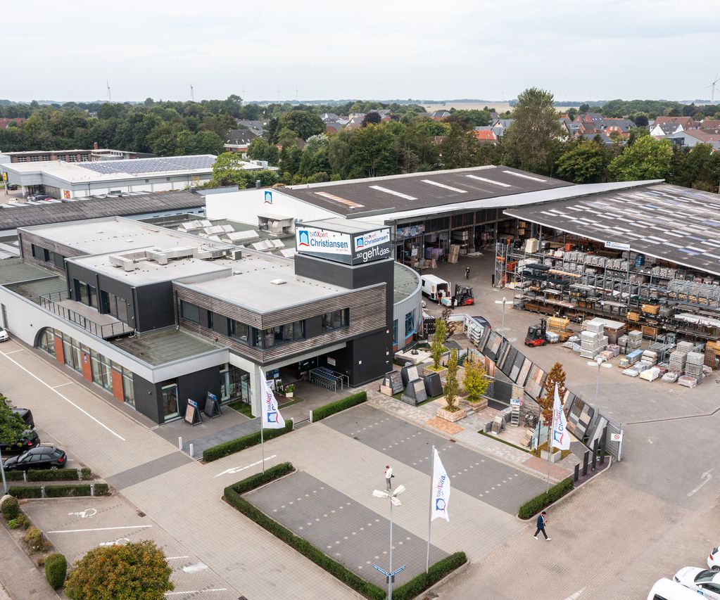 Das Gebäude von bauXpert Christiansen in Niebüll zeigt sich mit moderner Fassade und großzügigem Eingangsbereich.