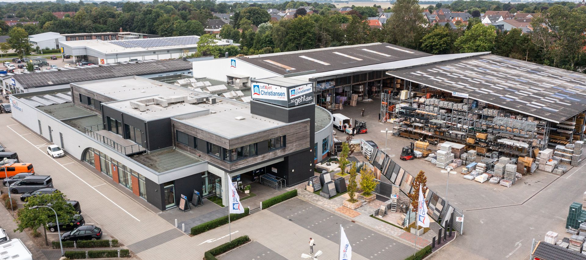 Das Gebäude von bauXpert Christiansen in Niebüll zeigt sich mit moderner Fassade und großzügigem Eingangsbereich.