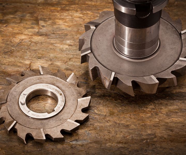 Mehrere Frässcheiben liegen bereit und werden für präzise Materialbearbeitung mit Elektrowerkzeugen genutzt.