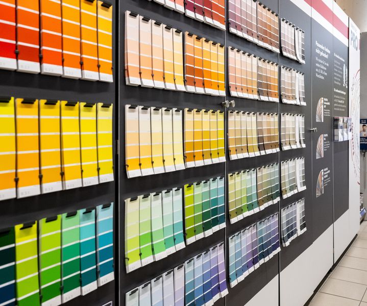 Regale mit einer großen Auswahl an Farben und Lacken in unterschiedlichen Gebindegrößen im Fachmarkt.