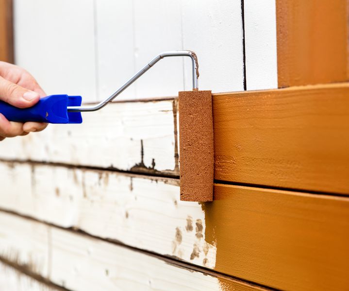 Holzfarbe ist gleichmäßig aufgetragen und verleiht der Holzfläche eine deckende, frische Optik.