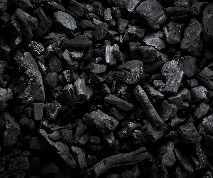 Braunkohlebriketts sind auf Palette gelagert und werden als Brennstoff für Öfen genutzt.