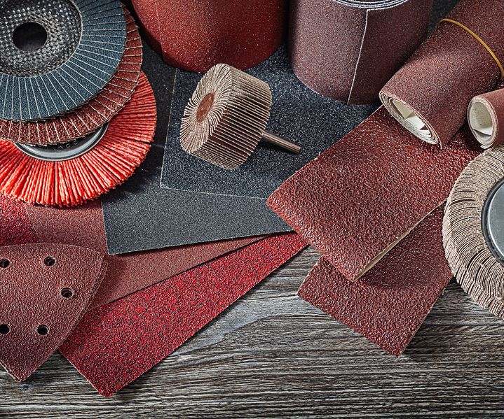 Schleifblätter sind sortiert ausgelegt und dienen der Glättung verschiedener Oberflächen.