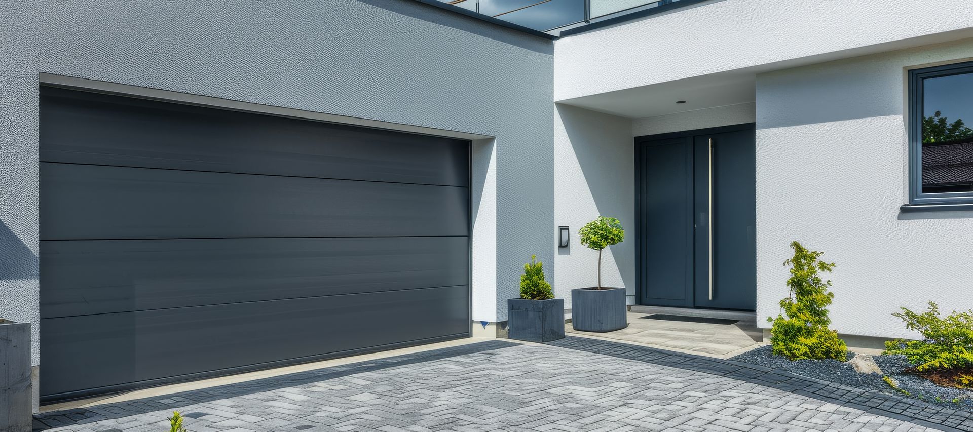 Eine Garage schützt Fahrzeuge sicher und fügt sich harmonisch in das Grundstück ein.