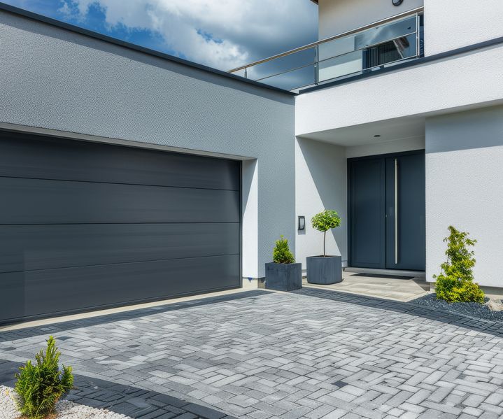 Eine Garage schützt Fahrzeuge sicher und fügt sich harmonisch in das Grundstück ein.