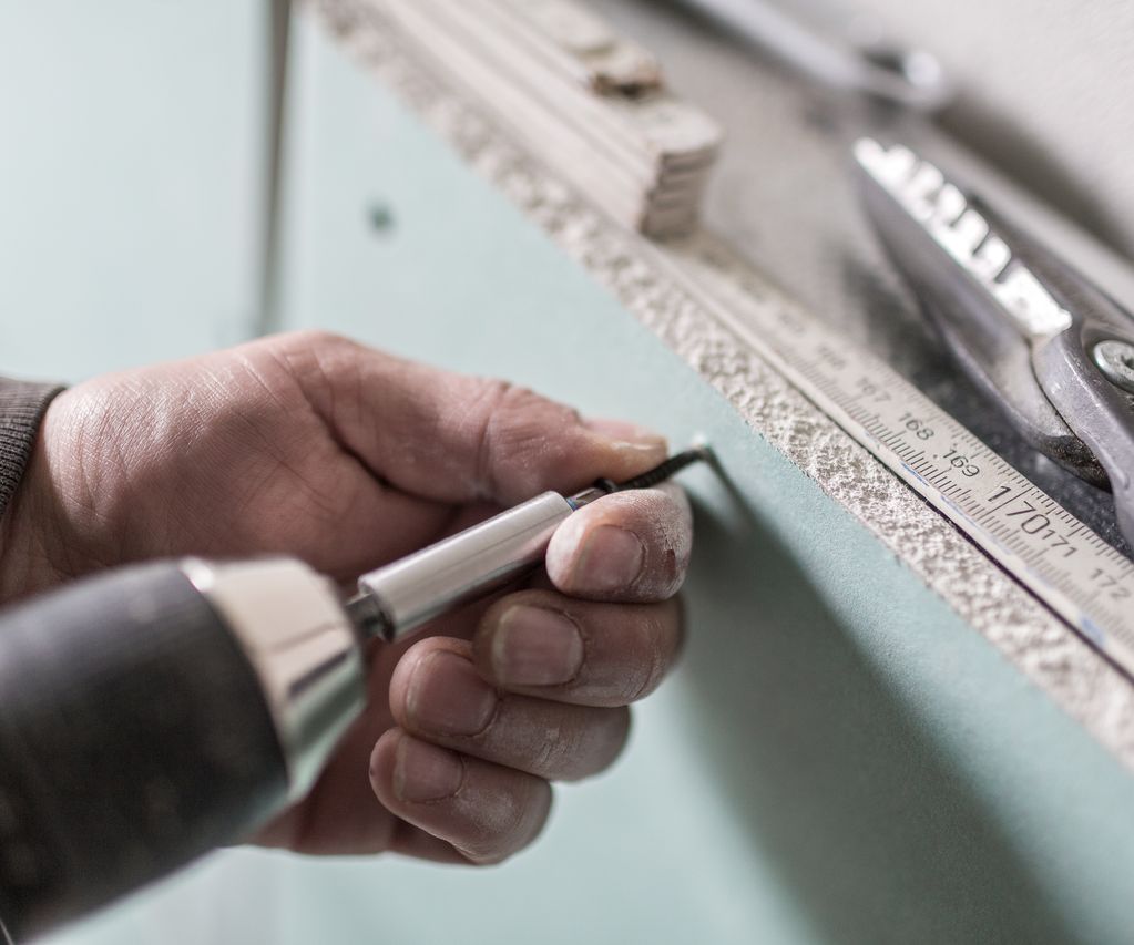 Ein komplettes Trockenbausystem ist aufgebaut und zeigt aufeinander abgestimmte Bauteile.