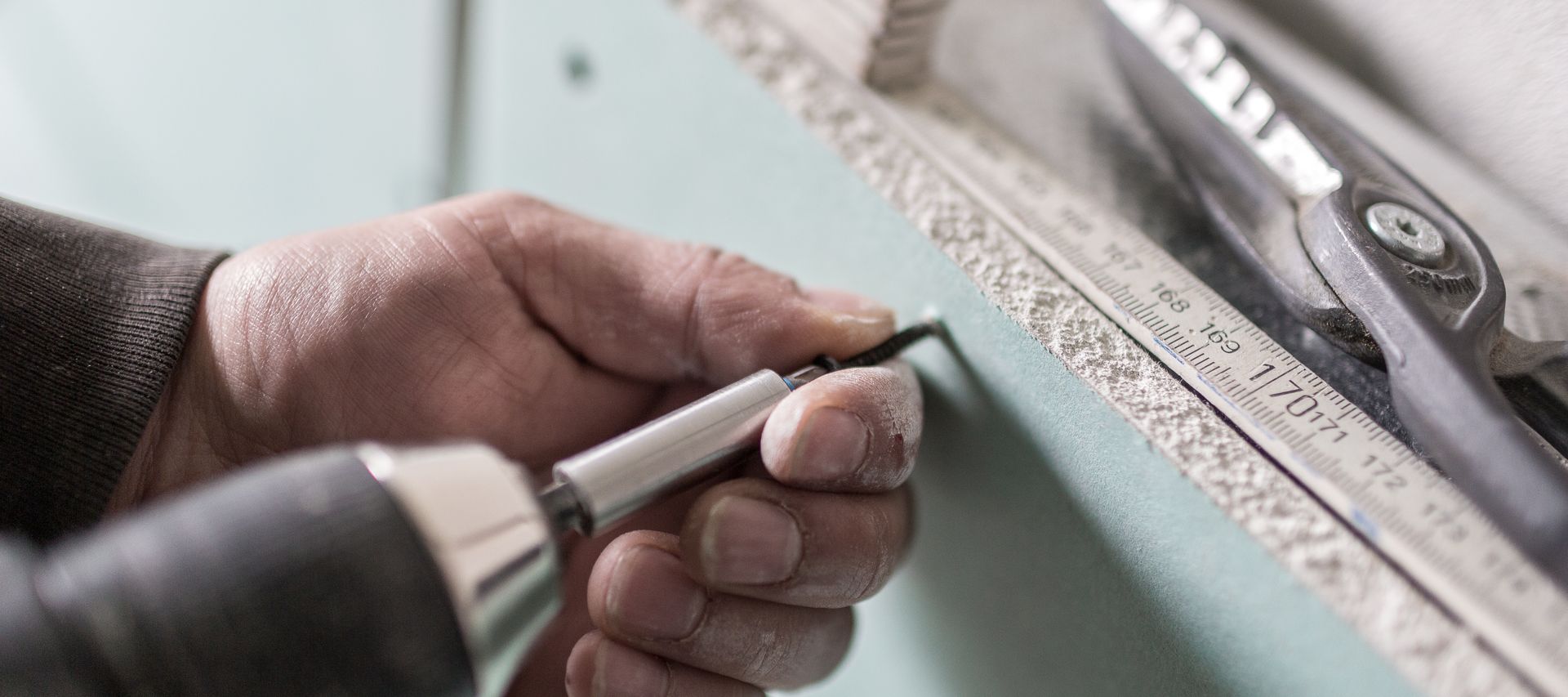 Ein komplettes Trockenbausystem ist aufgebaut und zeigt aufeinander abgestimmte Bauteile.