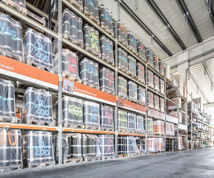 Abdeckungen aus Metall schützen Dachkanten und Anschlüsse vor Witterungseinflüssen.