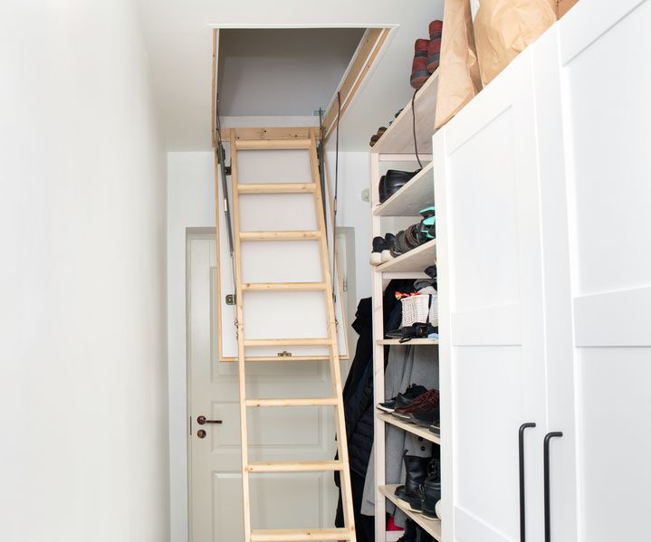 Eine ausgeklappte Dachbodentreppe ermöglicht den sicheren Zugang zum Dachraum.