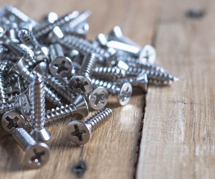 Schrauben in verschiedenen Größen sind sortiert und bereit für präzise Befestigungsarbeiten.