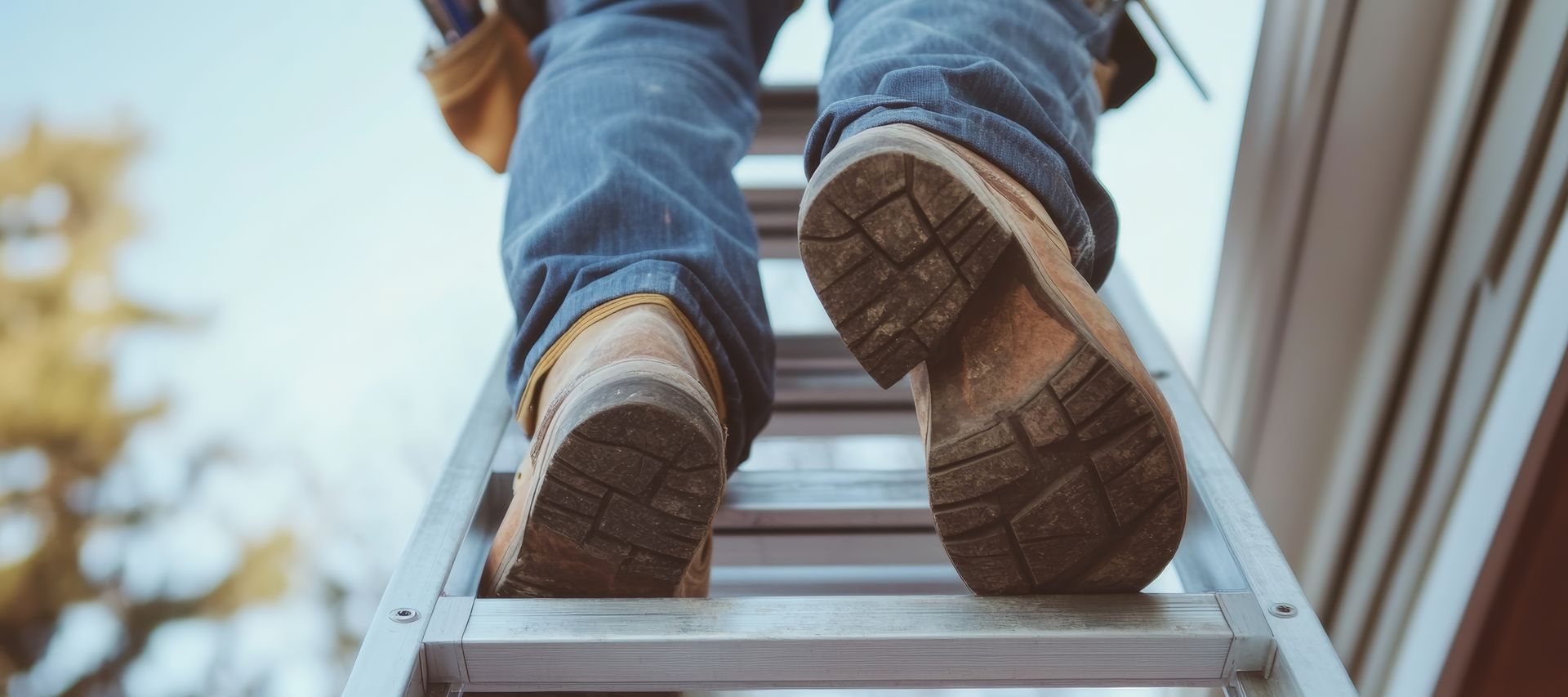 Eine Aluleiter ist aufgeklappt und bietet sicheren Stand bei Arbeiten in der Höhe.