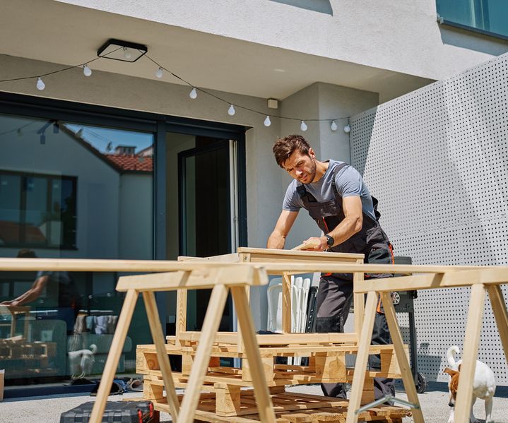 Zwei Holzböcke stehen stabil nebeneinander und dienen als Untergestell für Arbeitsplatten oder Bretter.