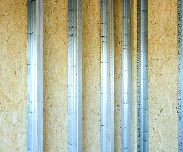 Metallprofile einer Trockenbau-Unterkonstruktion sind montiert und bilden das stabile Grundgerüst.