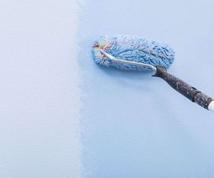 Fassadenfarbe ist auf die Außenwand aufgetragen und schützt das Gebäude vor Witterungseinflüssen.