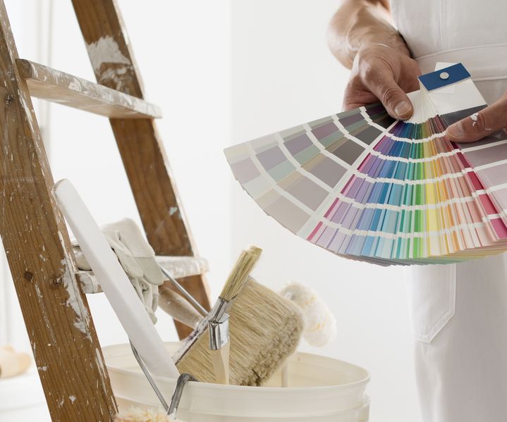 Wandfarbe wird gleichmäßig auf eine Innenwand aufgetragen und sorgt für eine ruhige Raumwirkung.